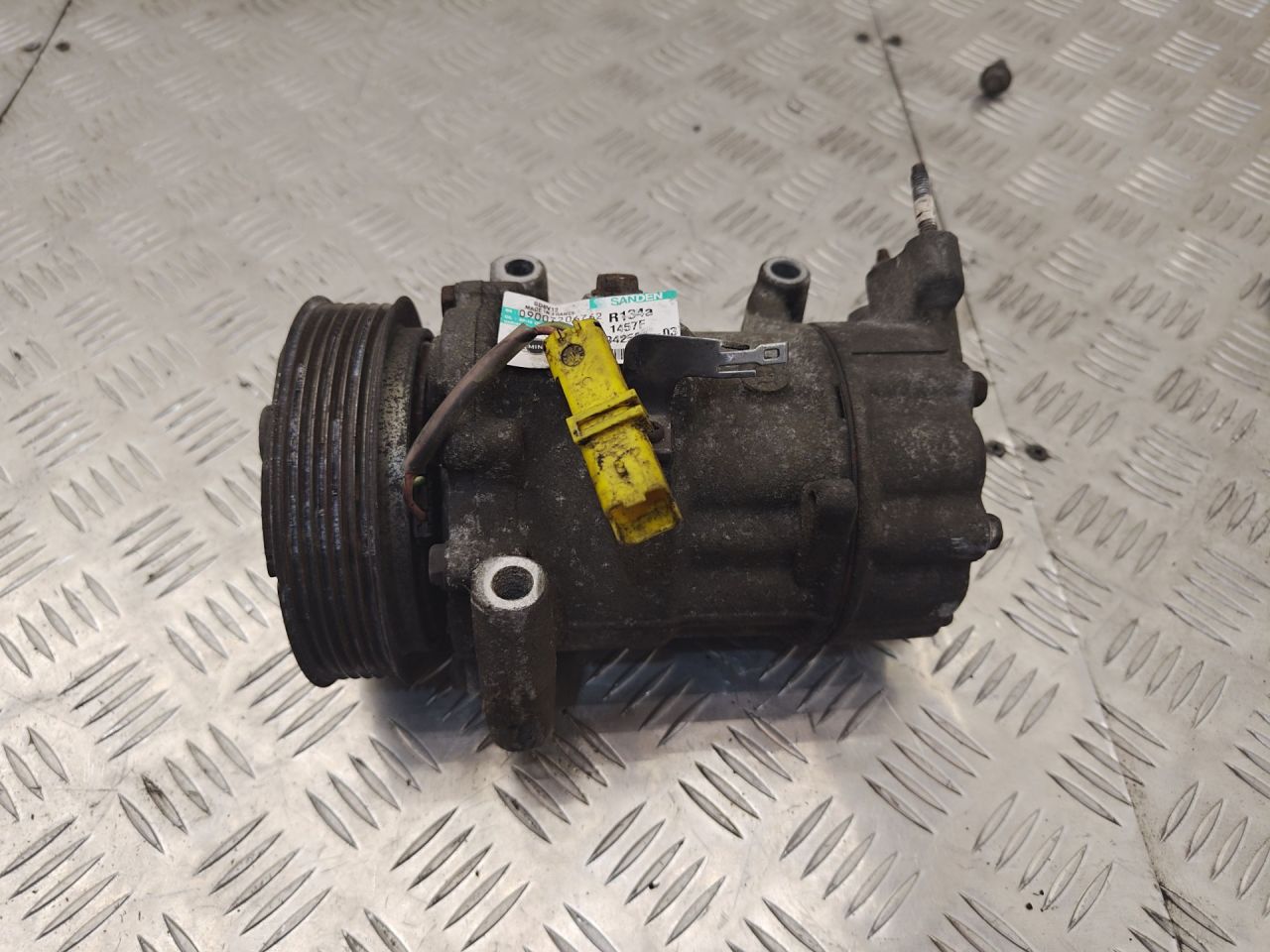 компрессор кондиционера Mini Cooper S 2 поколение 2007, 1.6 л., N14 B16 AB, бензин, МКПП, 6942501-03 - фото №1