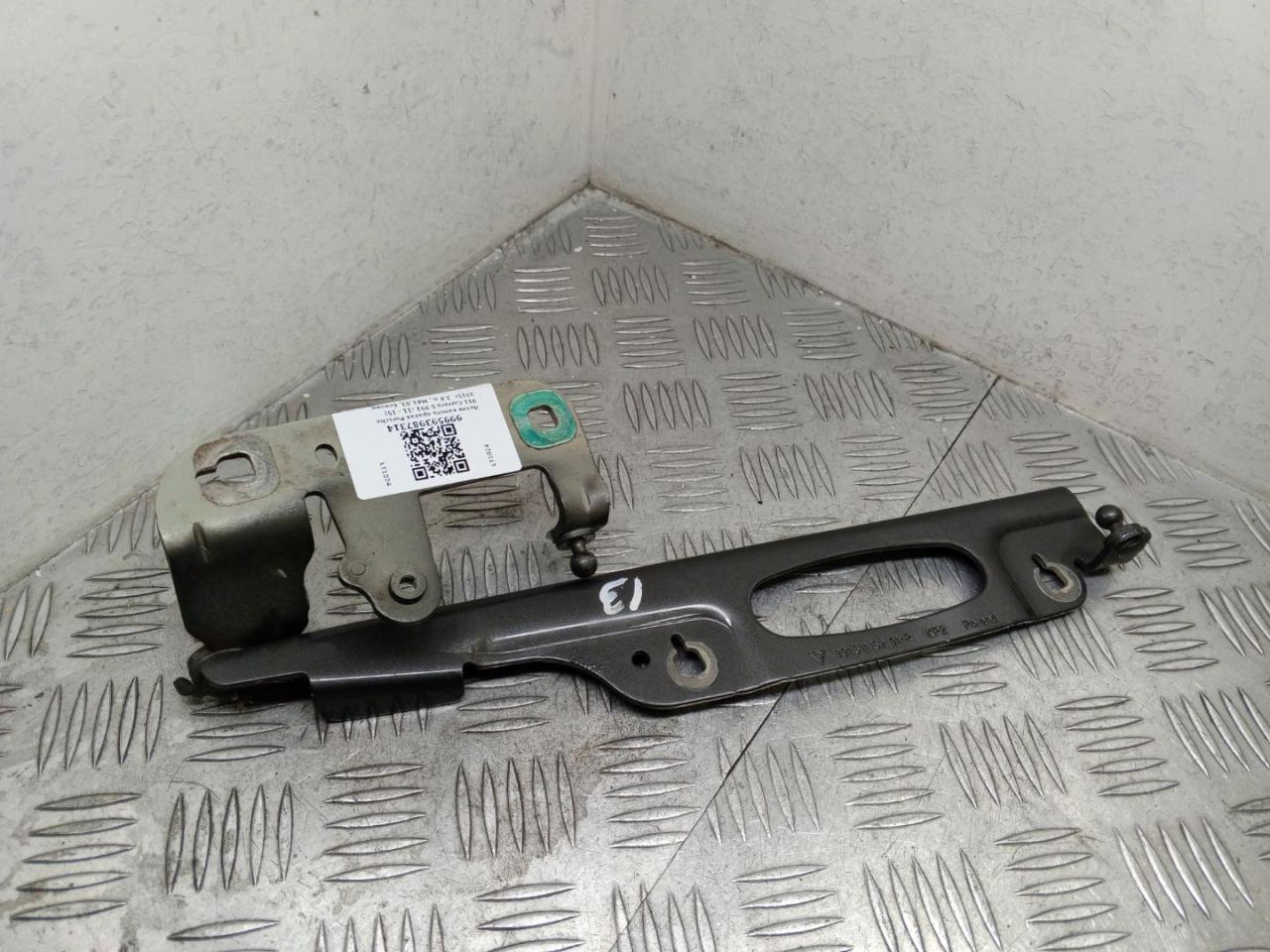 петля капота правая Porsche 911 Carrera S 991 2014, 3.8 л., MA1.03, бензин, робот, серый, задний привод, правый руль, 99151115201, 991511152 - фото №1