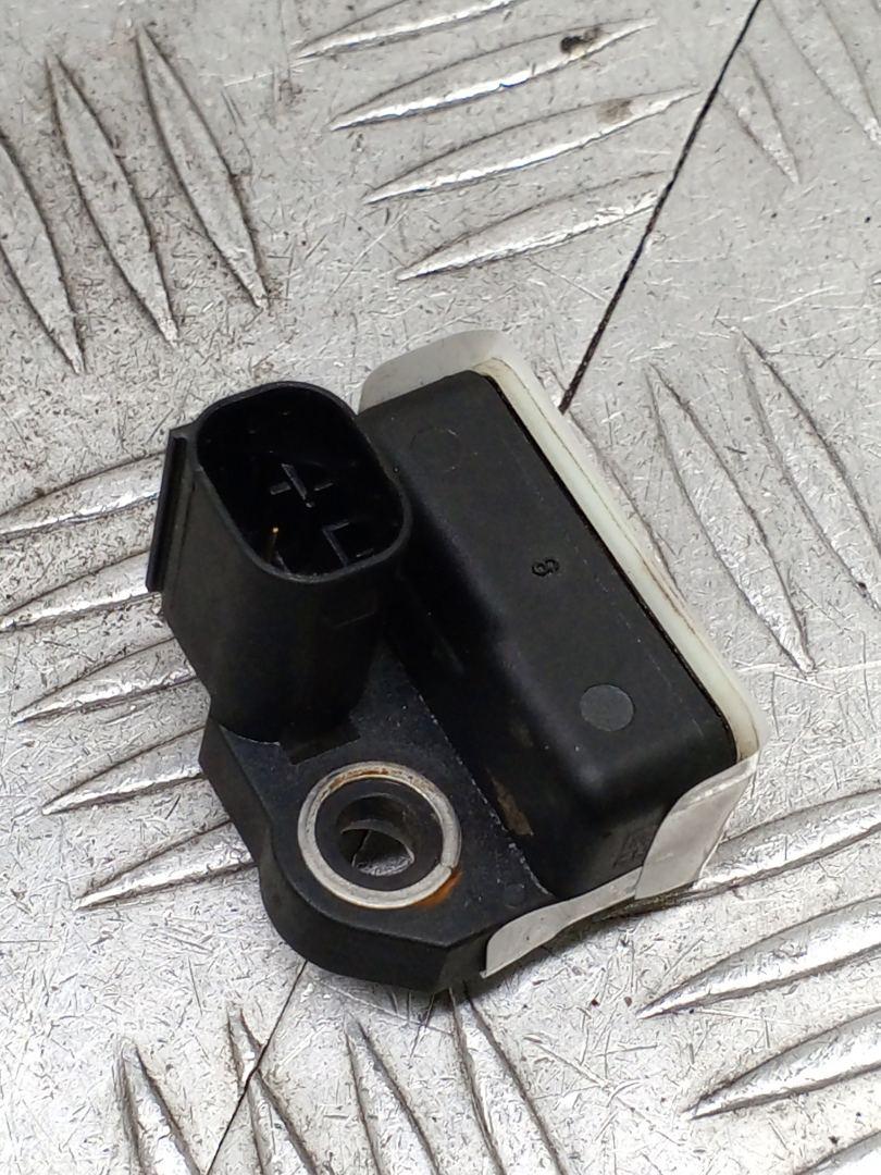 датчик удара Porsche 911 Carrera S 991 2014, 3.8 л., MA1.03, бензин, робот, серый, задний привод, правый руль, 99160611100 - фото №1