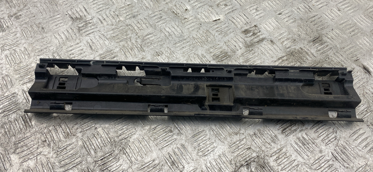 Кронштейн крепления порога BMW X1 F48 2016, 2.0 л., B47 C20 A, дизель, МКПП, alpinweiß iii (300), внедорожник 5 дв., полный привод, правый руль, 51777332331, 7332331 - фото №1