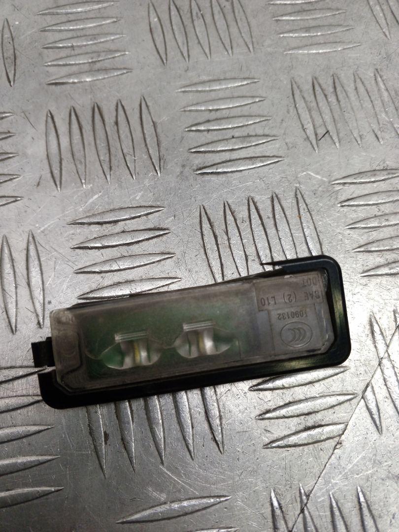 подсветка номера Porsche 911 Carrera S 991 2014, 3.8 л., MA1.03, бензин, робот, серый, задний привод, правый руль, 1K8943021C - фото №1