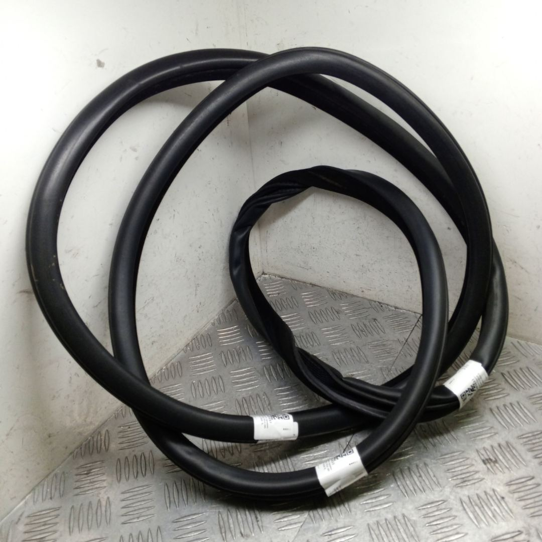 уплотнитель двери BMW 5 серия F07/F10/F11 F10 2012, 2.5 л., дизель, АКПП, sophistog brillan metall (b90), седан, задний привод, правый руль, 51727182288, 7182288 - фото №1