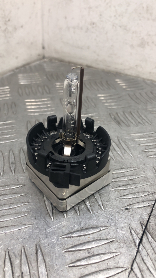 лампочка ксенон BMW 5 серия F07/F10/F11 F10 2011, 3.0 л., N57 D30 A, дизель, АКПП, carbonschwarz metallic (416), седан, задний привод, правый руль - фото №1