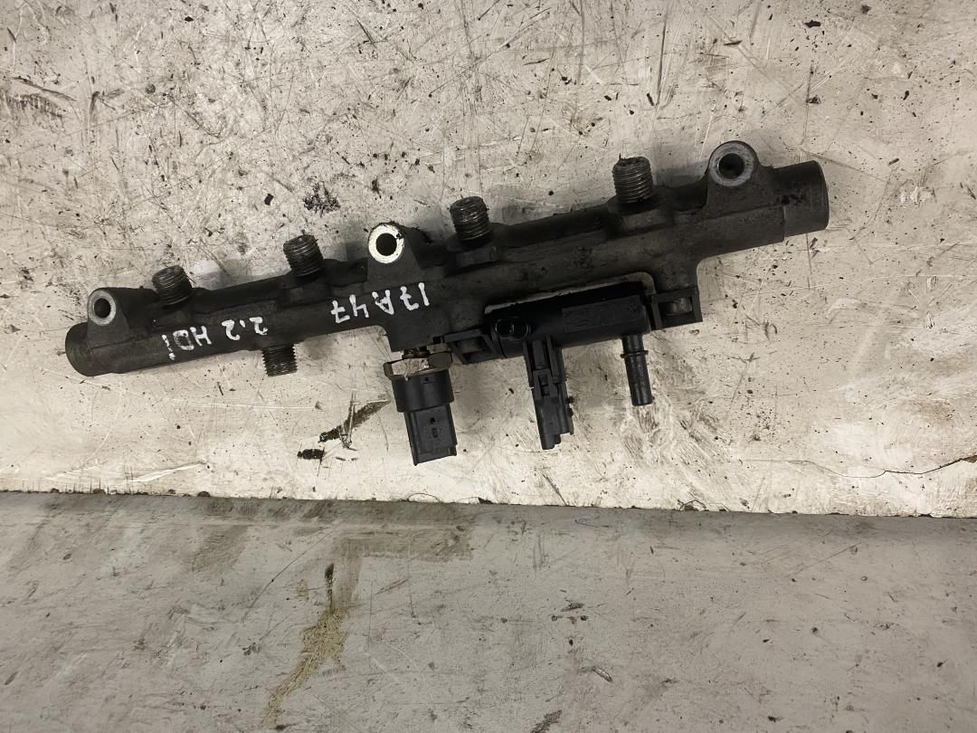 топливная рампа Citroen C5 1 поколение 2002, 2.2 л., HDi, дизель, АКПП - фото №1