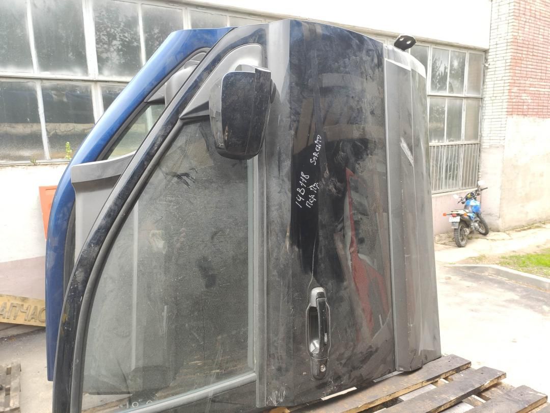 дверь передняя правая Kia Sorento 1 поколение 2004, 2.4 л., бензин, черный, внедорожник 5 дв. - фото №1