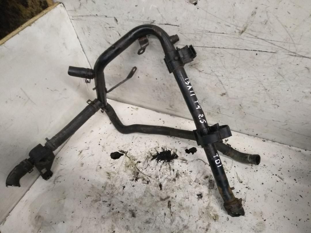 трубка охлаждающей жидкости Volkswagen Transporter T4 2000, 2.5 л., дизель - фото №1