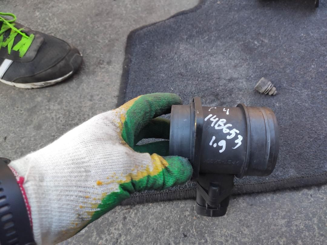 расходомер воздуха Volkswagen Golf 4 поколение 2000, 1.9 л., дизель, хетчбэк 5 дв. - фото №1