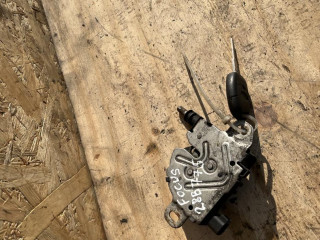 замок капота Ford Focus 2 поколение 2005