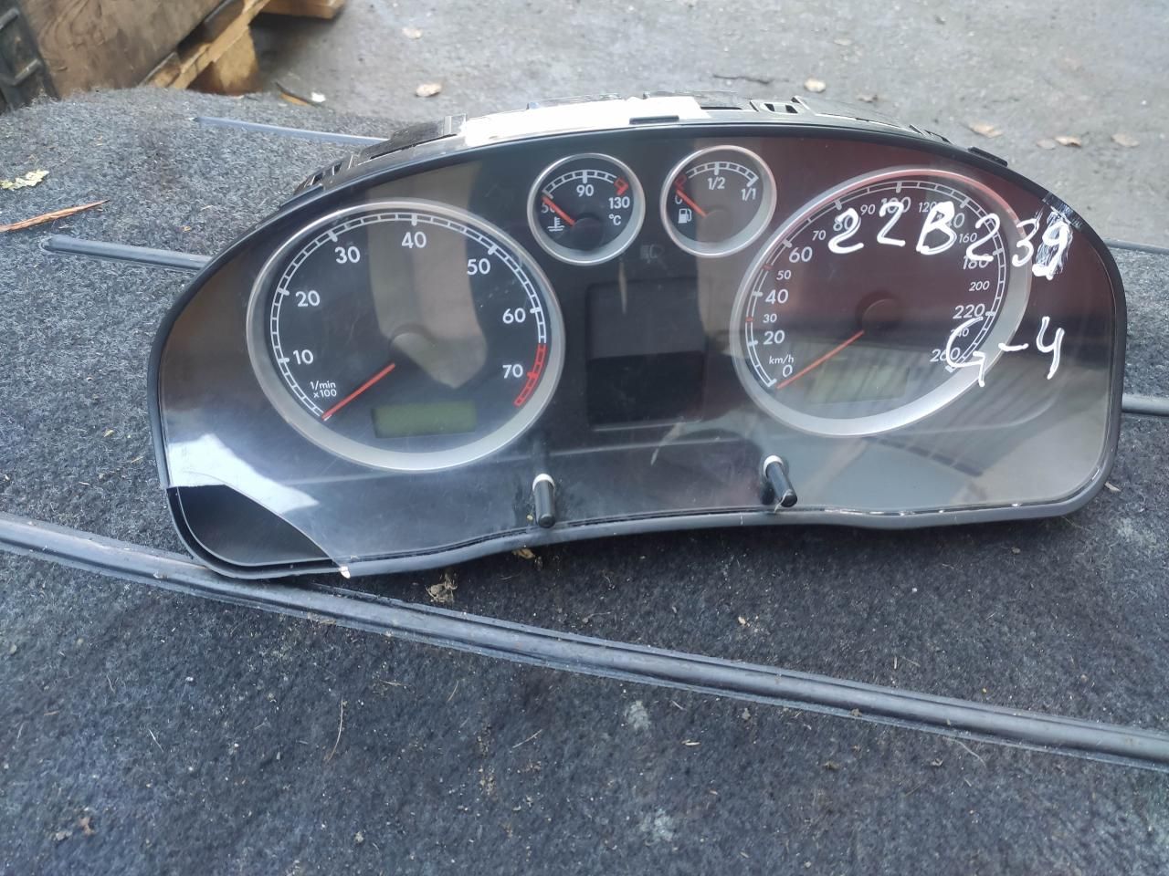 щиток приборов (приборная панель) Volkswagen Golf 4 поколение 2003, бензин - фото №1