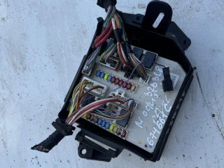 блок предохранителей Renault Clio 3 поколение 2007, 674661C