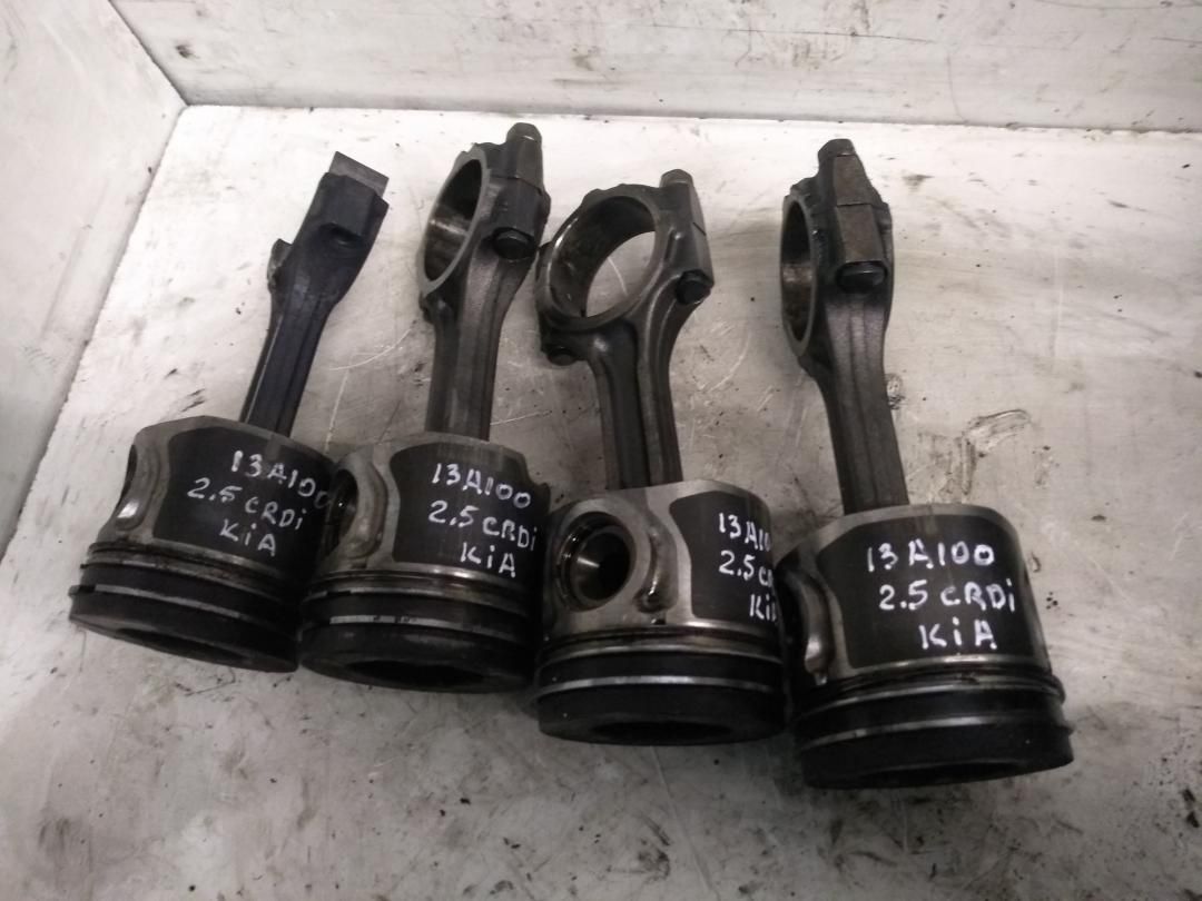 поршень Hyundai H-1 Grand Starex 2008, 2.5 л., дизель, МКПП - фото №1