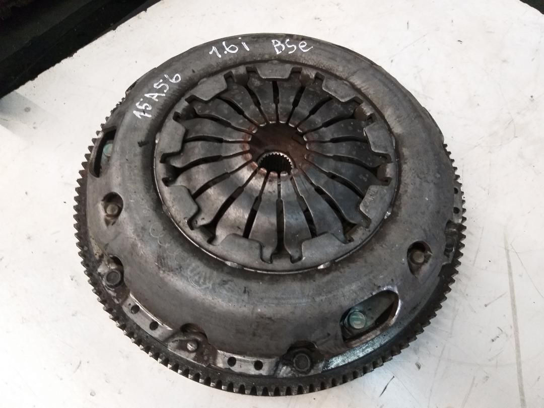 маховик Volkswagen Golf 5 поколение 2005, 1.6 л., бензин, МКПП - фото №1