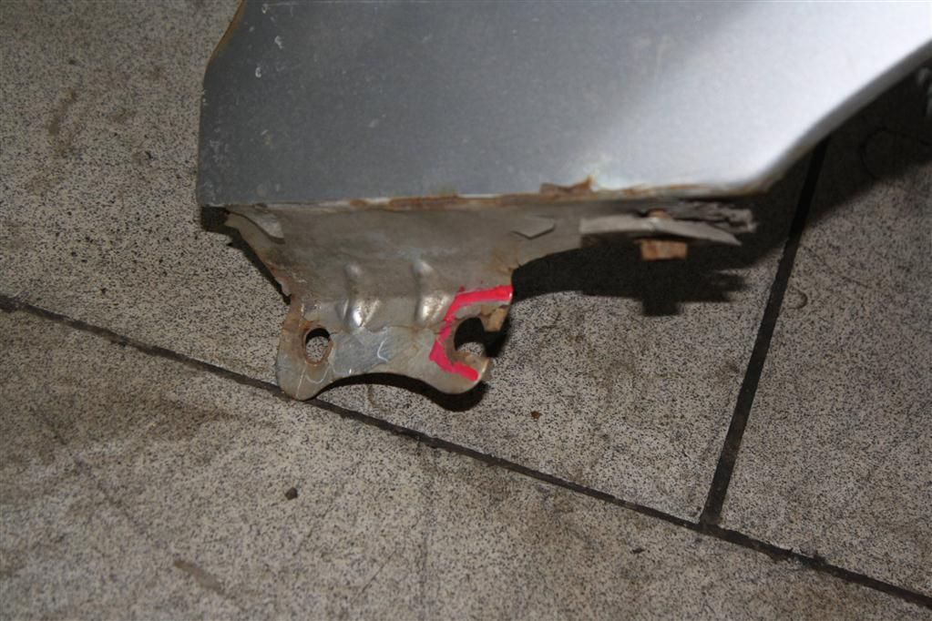 крыло переднее левое Mazda Familia 7 поколение BF3P 1994, 1.5 л., Z5, бензин, АКПП, серебристый, седан, передний привод, правый руль - фото №1