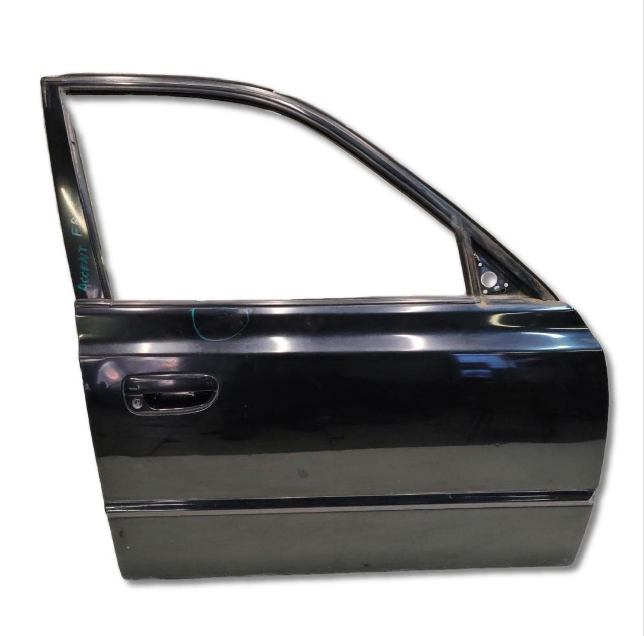 дверь передняя правая Hyundai Accent 2 поколение (LC) 2008, 1.5 л., бензин, МКПП, черный, седан, передний привод - фото №1