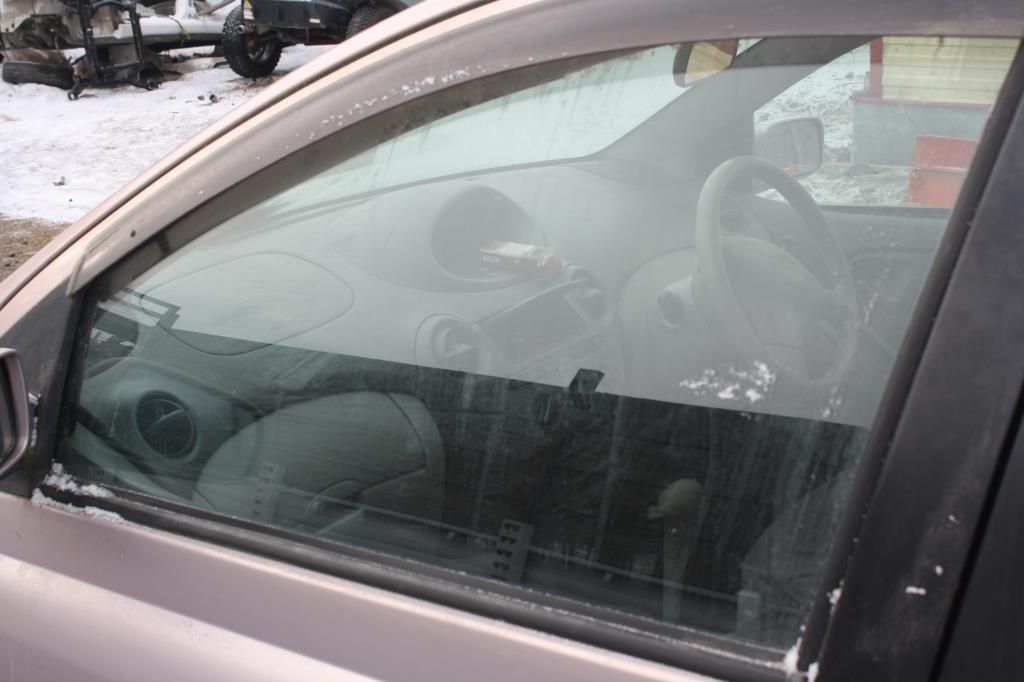 стекло двери передней левой Toyota Platz 1 поколение SCP11 2000, 1.0 л., 1SZ-FE, бензин, АКПП, фиолетовый, седан, передний привод, правый руль - фото №1