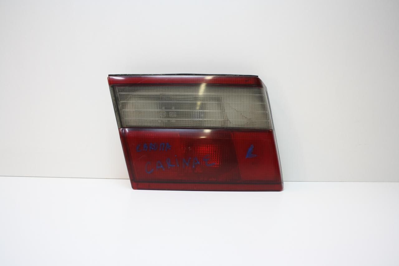 фонарь крышки багажника левый Toyota Carina T190 1992, бензин, АКПП, темно-зеленый, седан, передний привод, правый руль - фото №1