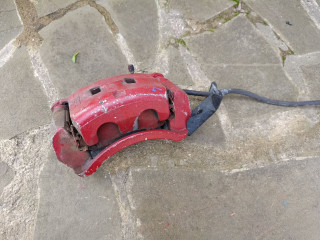 суппорт передний левый Infiniti Q50 1 поколение [рестайлинг] 2018, 3.0 л.