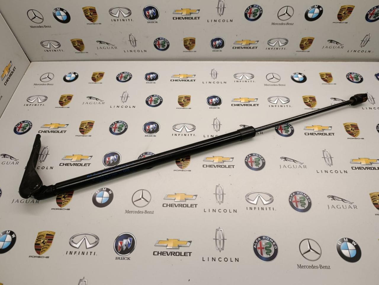 амортизатор крышки багажника (3-5 двери) Chevrolet TrailBlazer 3 поколение 2023, бензин, 42726523 - фото №1