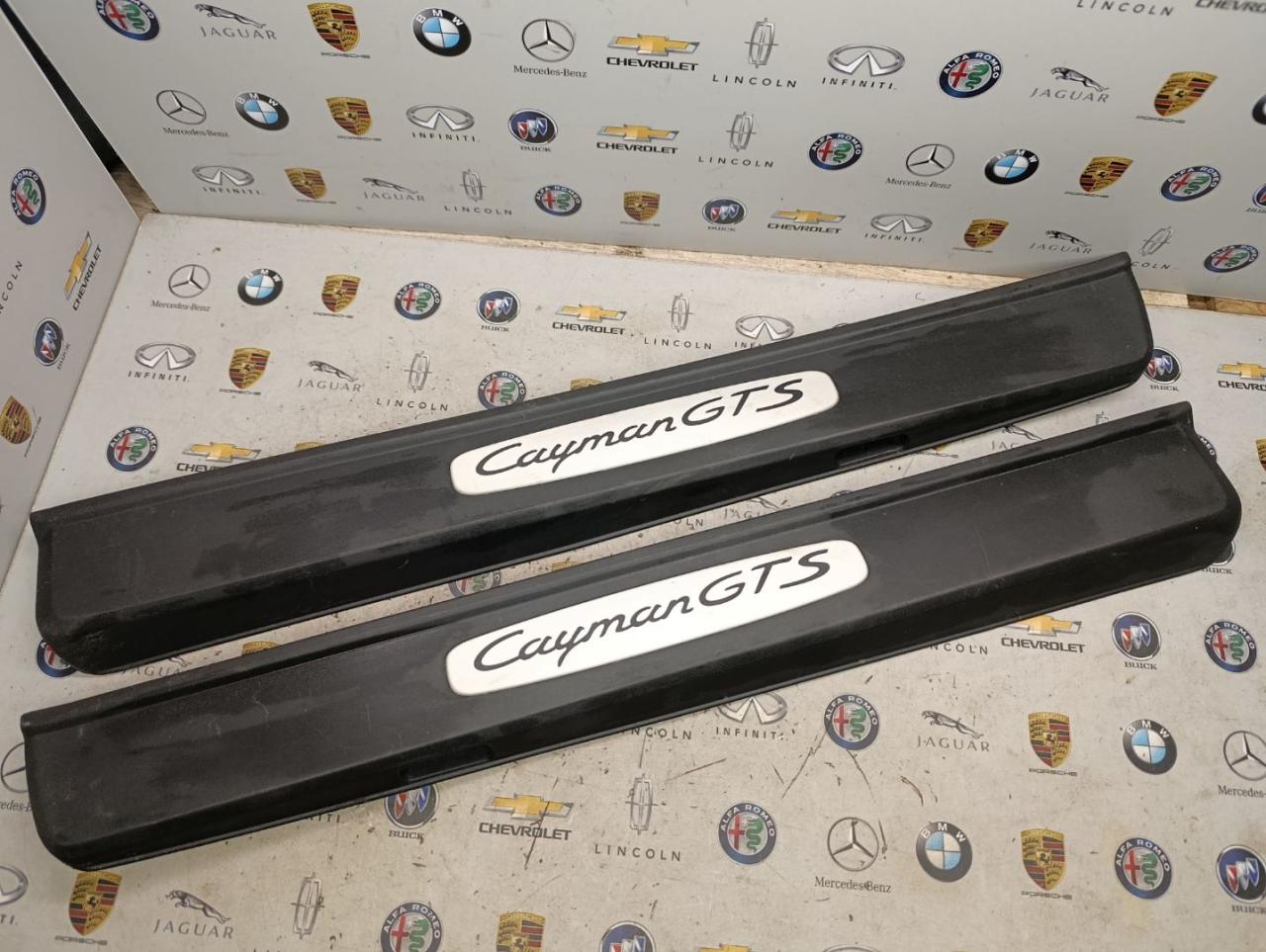 накладка на порог внутренняя Porsche Cayman GTS 982 2022, 4.0 л., бензин, 981504468231E0, 981504467231E0 - фото №1