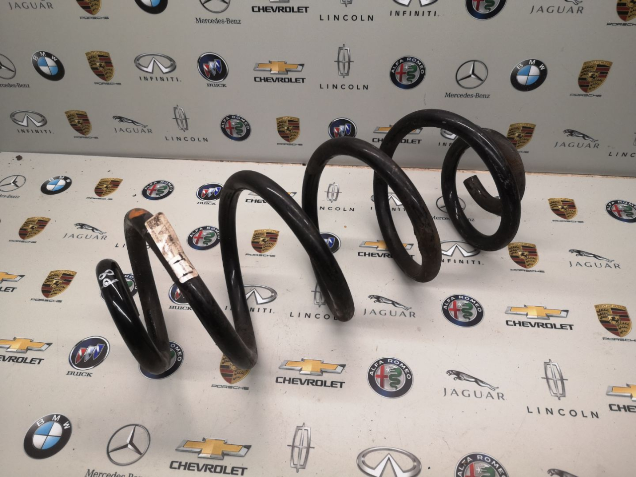 пружина задняя Porsche Macan 1 поколение 2017, 3.0 л., дизель, правый руль, 95B511115M - фото №1