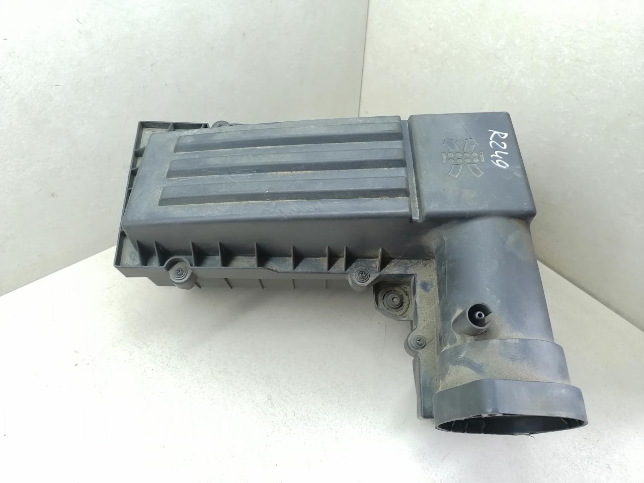 корпус воздушного фильтра Volkswagen Passat B6 2008, 2.0 л., TDi, CBAB, дизель, 6МКПП, серебристый, универсал - фото №1