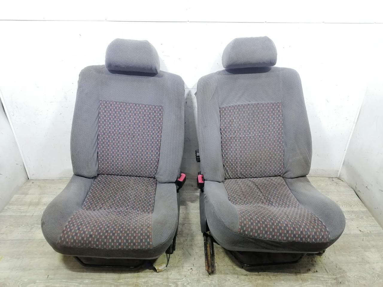 салон (комплект сидений) Renault 19 2 поколение 1993, МКПП, красный, 7700790088, 7700790089, 7701206165, 7700820787 - фото №1