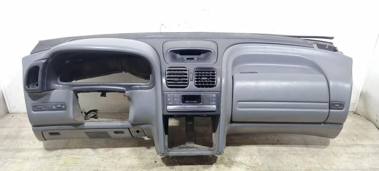 панель передняя салона (торпедо) Renault Laguna 1 поколение 1997, 2.2 л., DT, G8T 792, дизель, 5МКПП, синий, универсал, передний привод - фото №1