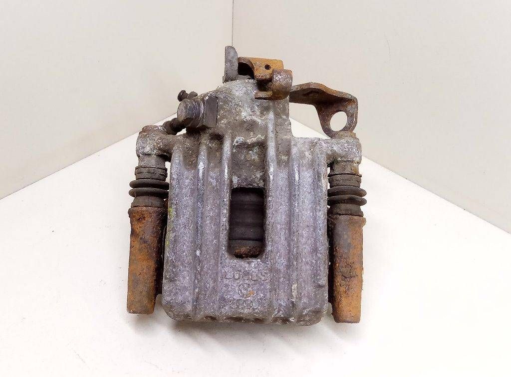 скоба суппорта Volkswagen Golf 3 поколение 2000 - фото №1