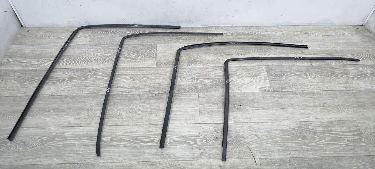 молдинг (накладка кузовная) BMW 5 серия E34 1995, 2.5 л., TD, M51 D25 (256T1), дизель, МКПП, чёрный, седан, задний привод - фото №1