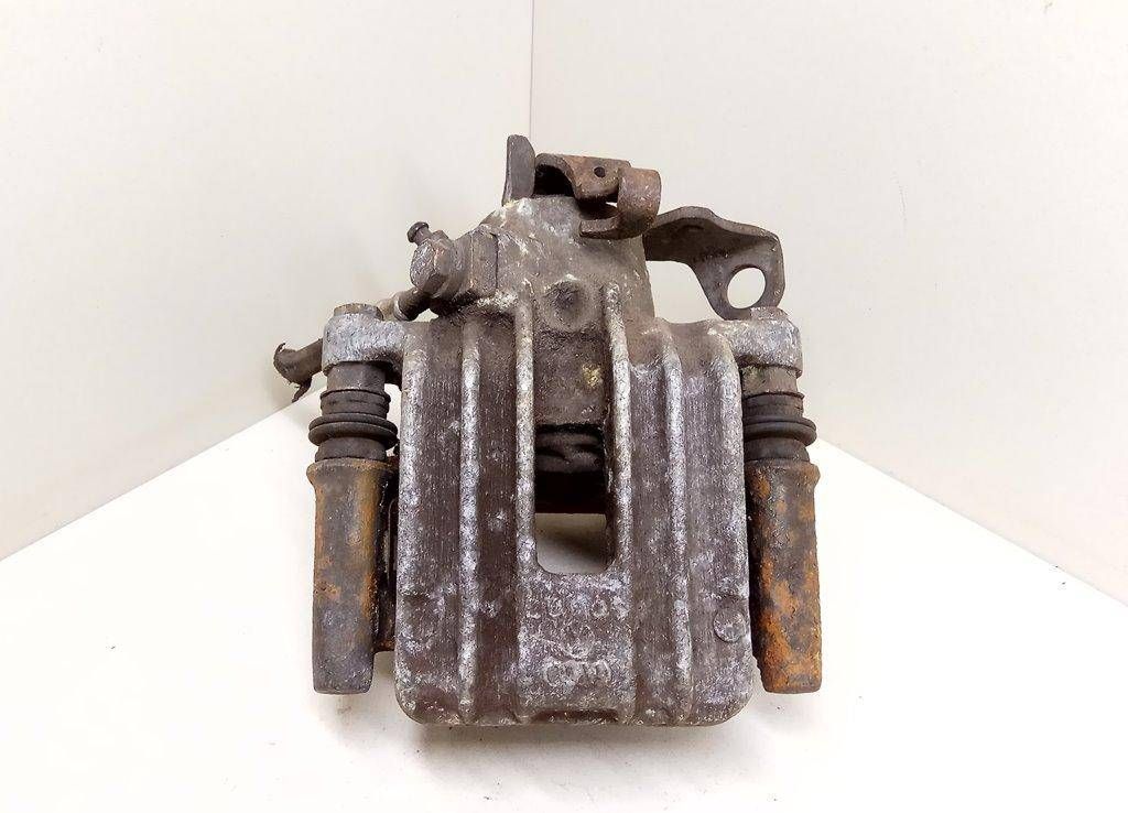 скоба суппорта Volkswagen Golf 3 поколение 2000 - фото №1