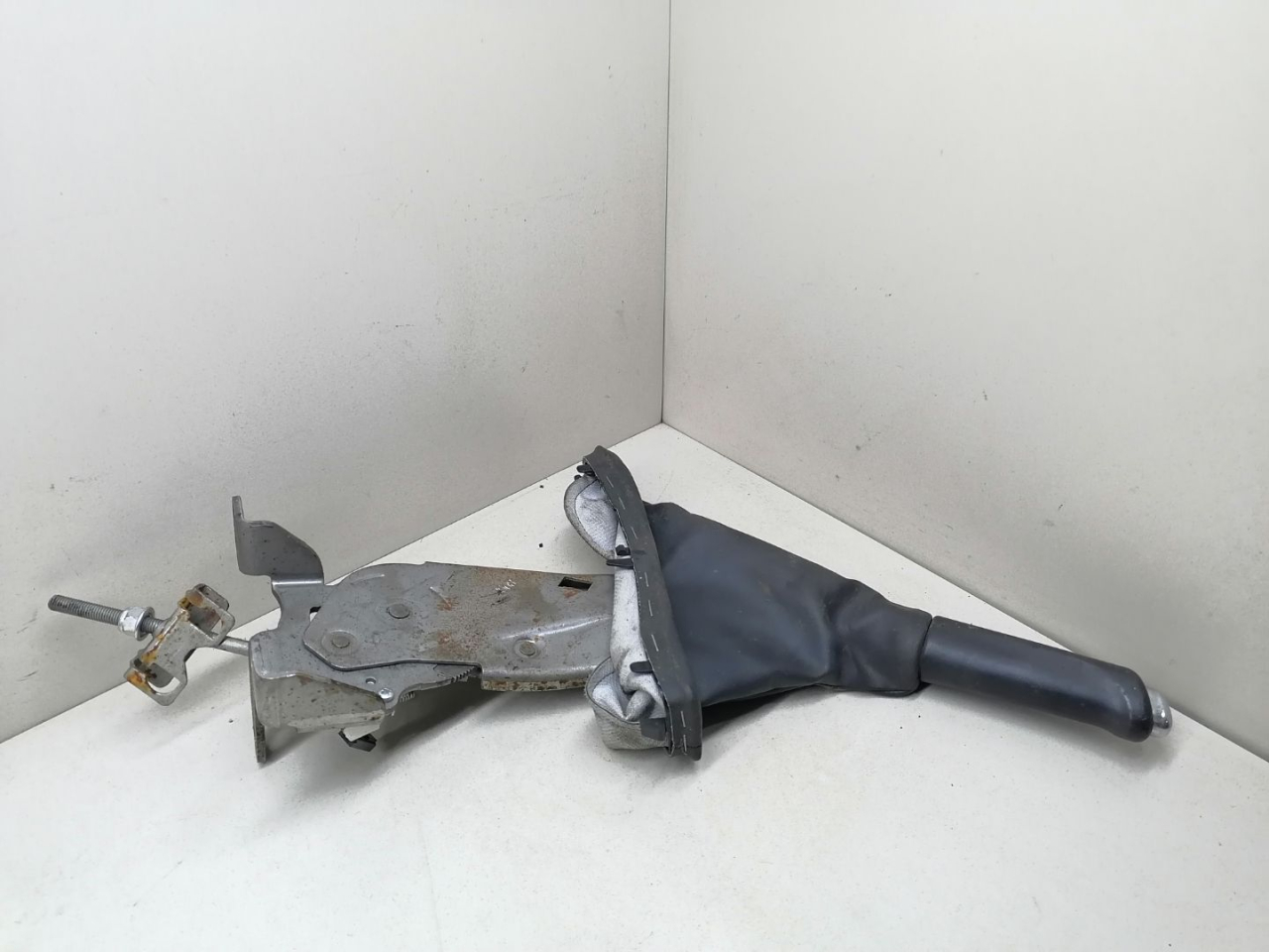 рычаг ручного тормоза (ручника) Renault Laguna 3 поколение 2008, 1.6 л., i, бензин, 6МКПП, синий, хетчбэк 5 дв., передний привод, 360100001N - фото №1