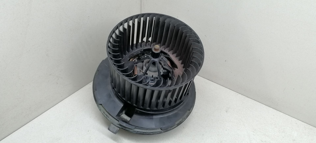 моторчик печки Volkswagen Passat B6 2007, 2.0 л., АКПП, серебристый, универсал, передний привод, DENSO, 1K1819015 - фото №1