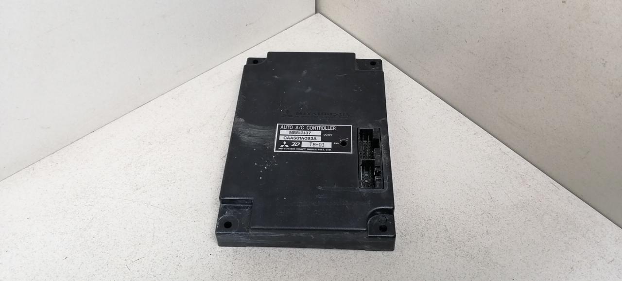 блок комфорта Mitsubishi Sigma 1 поколение 1994, 3.0 л., i, 6G72 (DOHC 24V), бензин, 5МКПП, серый металлик, седан, передний привод, MB813137, CAA501A093A - фото №1