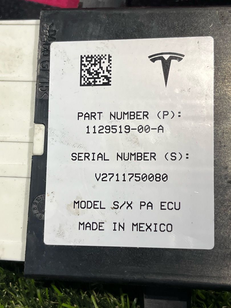 блок управления парктрониками Tesla Model X 1 поколение 2017, электро, белый, 1129519-00-A - фото №1