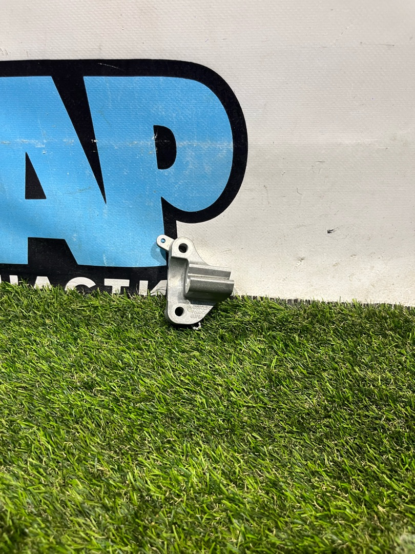 кронштейн (крепление) Ford Mustang 7 поколение S650 2024, 2.3 л., бензин, АКПП, черный, купе, задний привод, PZ1E-8D611-AB - фото №1