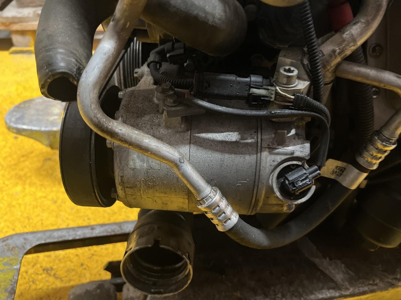 компрессор кондиционера Mini Clubman 2 поколение (F54) 2017, 2.0 л., бензин, АКПП, передний привод, 64526826879, 6826879, 64526826880, 6826880 - фото №1