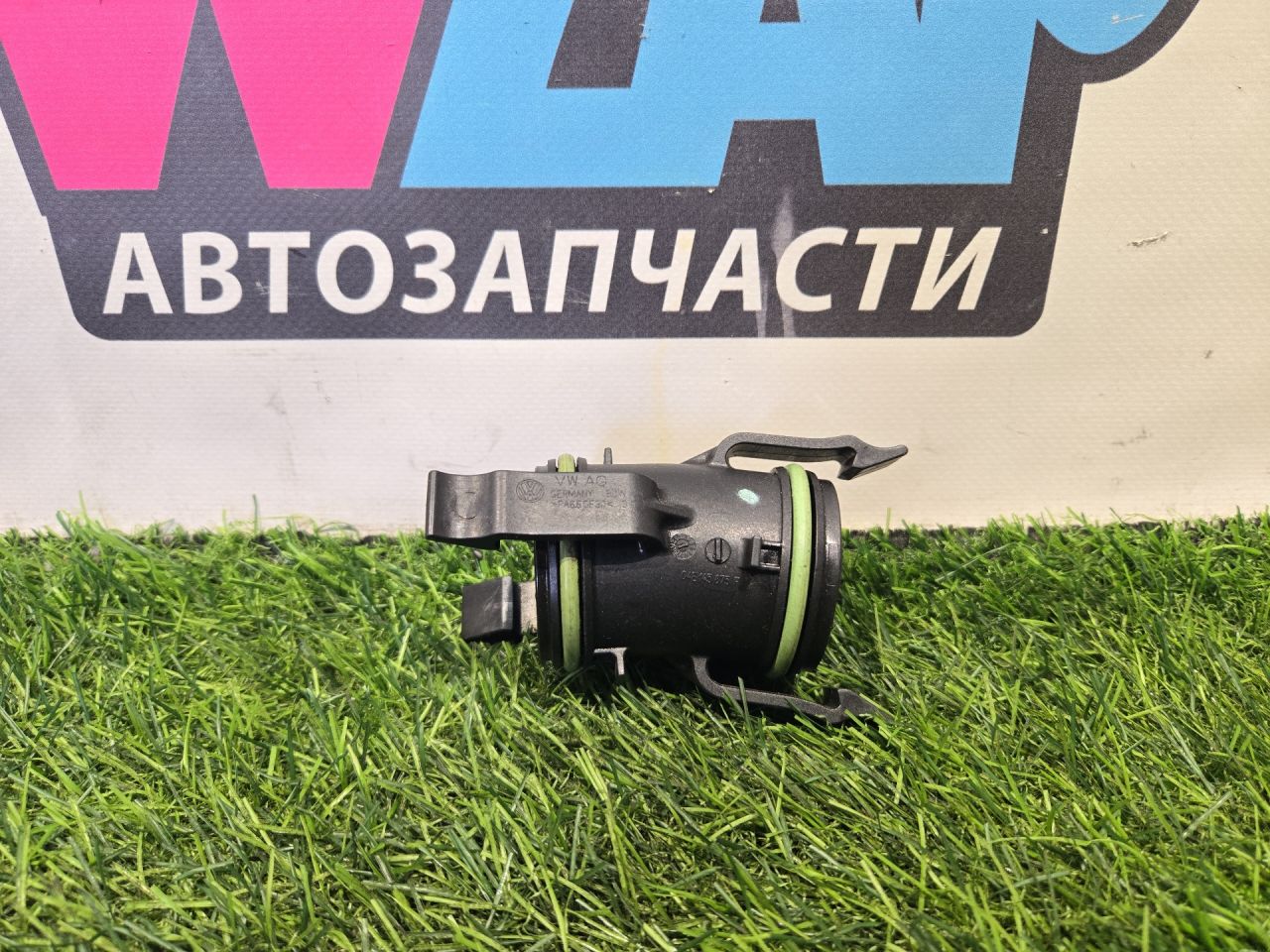 патрубок интеркулера Volkswagen Jetta 7 поколение 2019, 1.4 л., бензин, АКПП, седан, передний привод, 04E145875F - фото №1