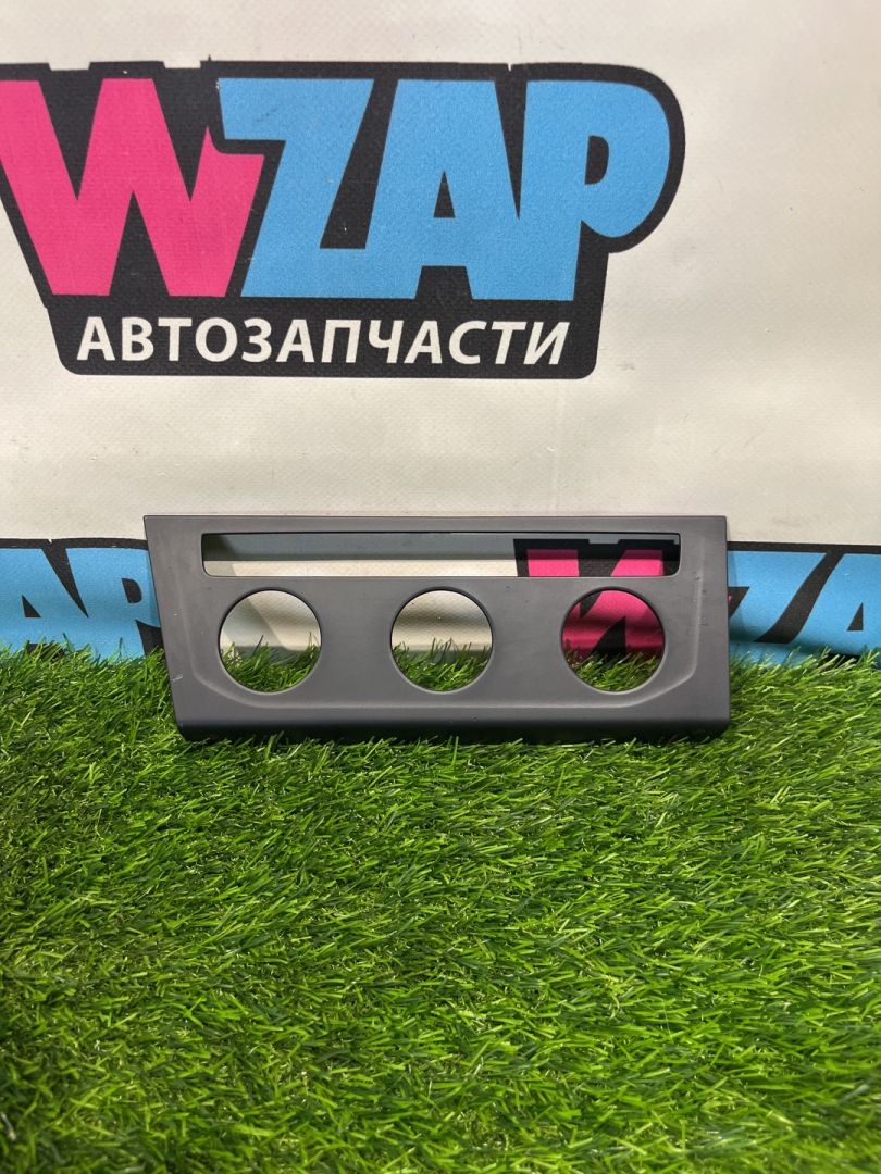 Декоративная накладка центральной консоли Volkswagen Jetta 7 поколение 2019, 1.4 л., бензин, АКПП, черный, седан, передний привод, 17B863041A - фото №1