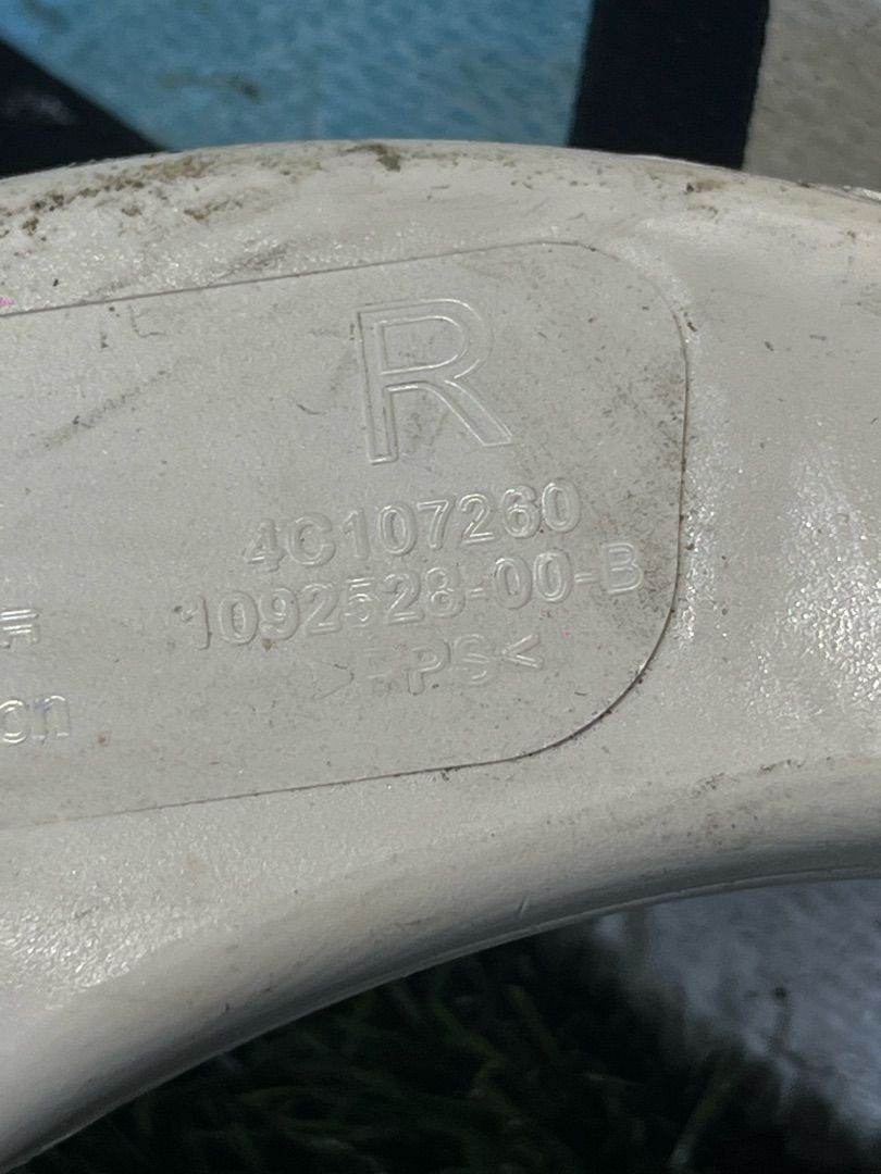 патрубок радиатора Tesla Model X 1 поколение 2017, электро, белый, 1048149-00-D, 1092528-00-B, 1048149-99-E - фото №1