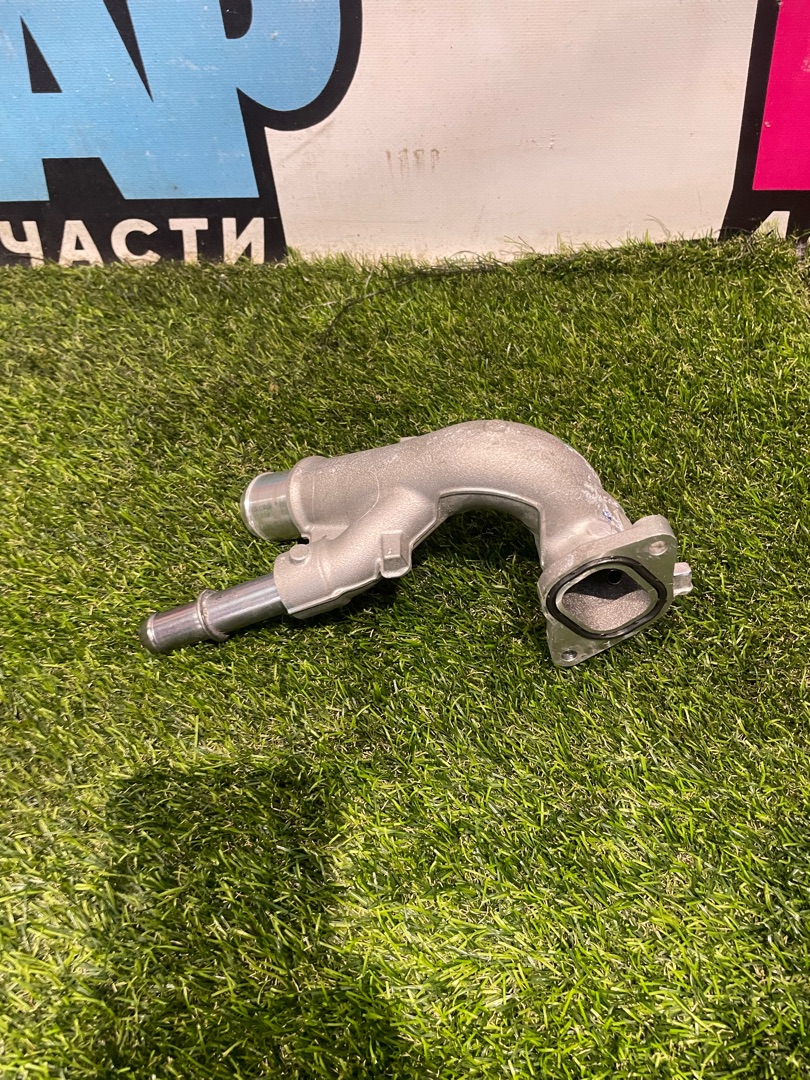 фланец (тройник) системы охлаждения Ford Mustang 7 поколение S650 2024, 2.3 л., бензин, АКПП, черный, купе, задний привод, PB5E-8K556-AA - фото №1