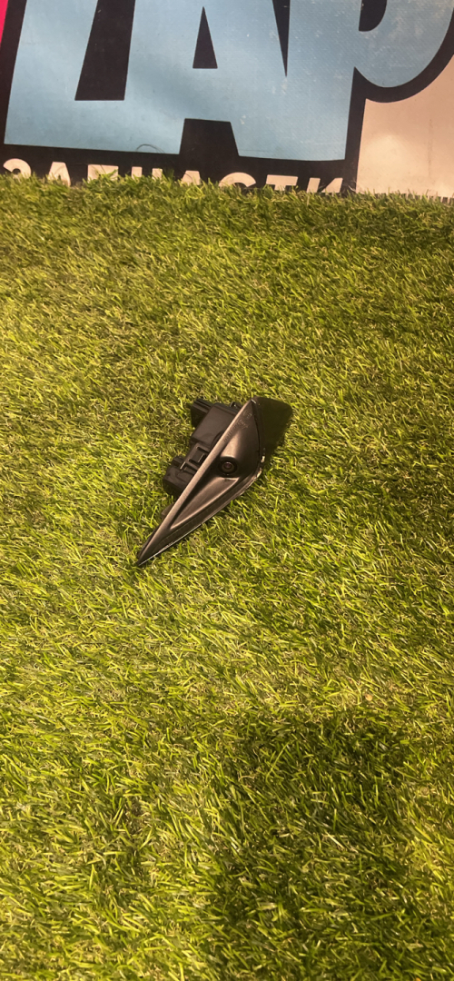 повторитель поворота на крыле левый Tesla Model Y 1 поколение 2023, электро, полный привод, 1495864-20-D - фото №1