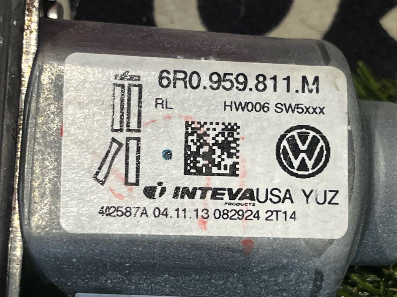 моторчик стеклоподъемника задний левый Volkswagen Jetta 6 поколение 2014, 1.4 л., бензин, МКПП, седан, передний привод, 6R0959811M - фото №1