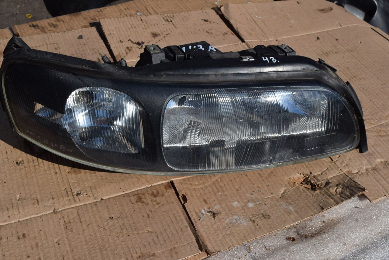 фара правая Volvo XC70 2 поколение 2002, 2.4 л., Ti, B 5244 T3, бензин, АКПП, универсал, полный подключаемый привод, 8693568 - фото №1