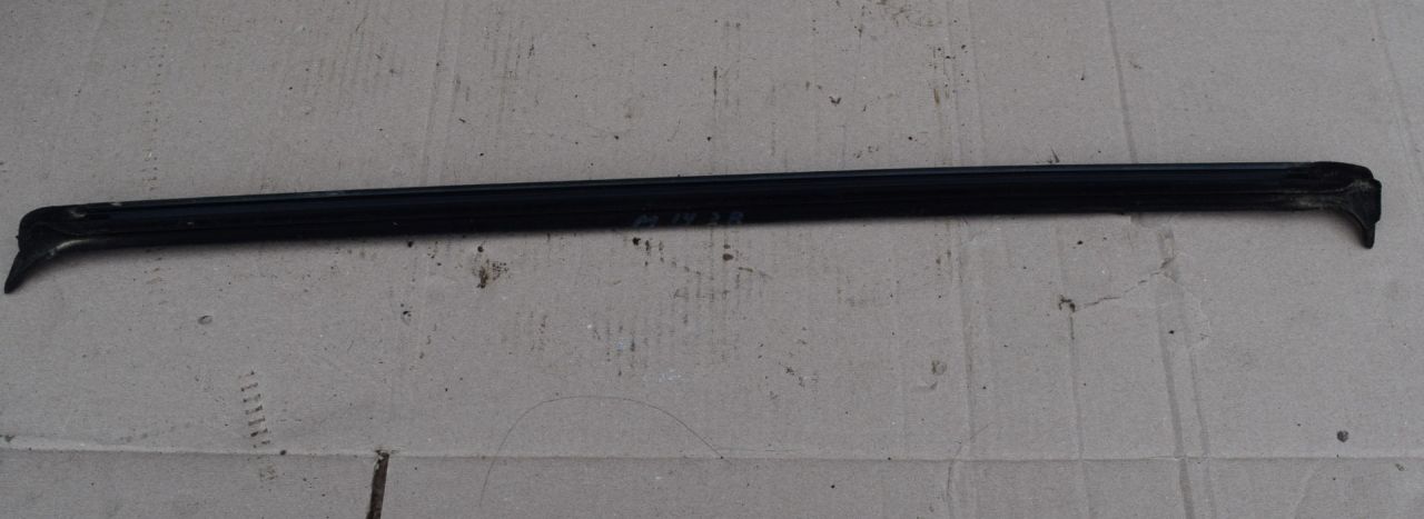 молдинг стекла Volvo V70 2 поколение 2003, 2.4 л., Ti, B 5244 T3, бензин, МКПП, универсал, передний привод - фото №1