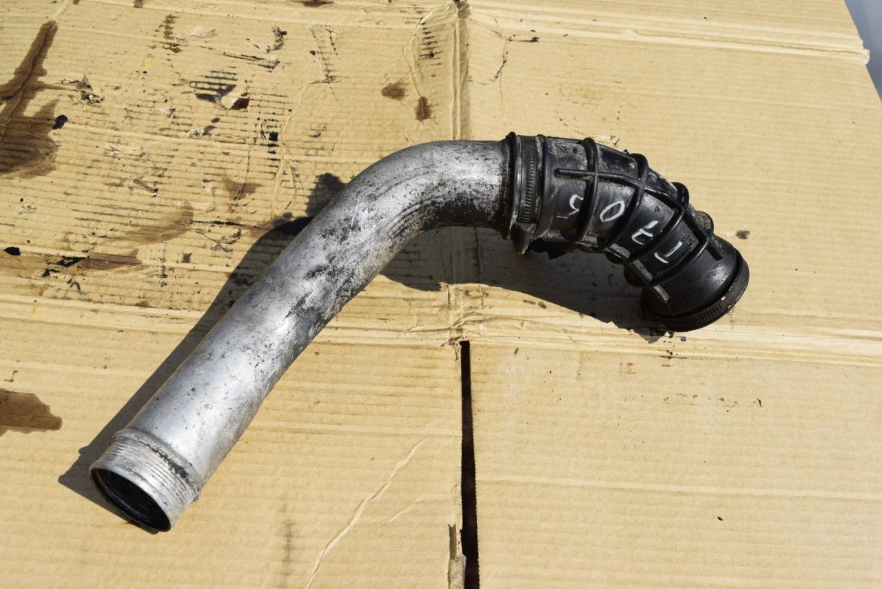 патрубок турбины Volvo XC70 2 поколение 2004, 2.4 л., D5, D 5244 T, дизель, АКПП, универсал, полный подключаемый привод, 30636854 - фото №1