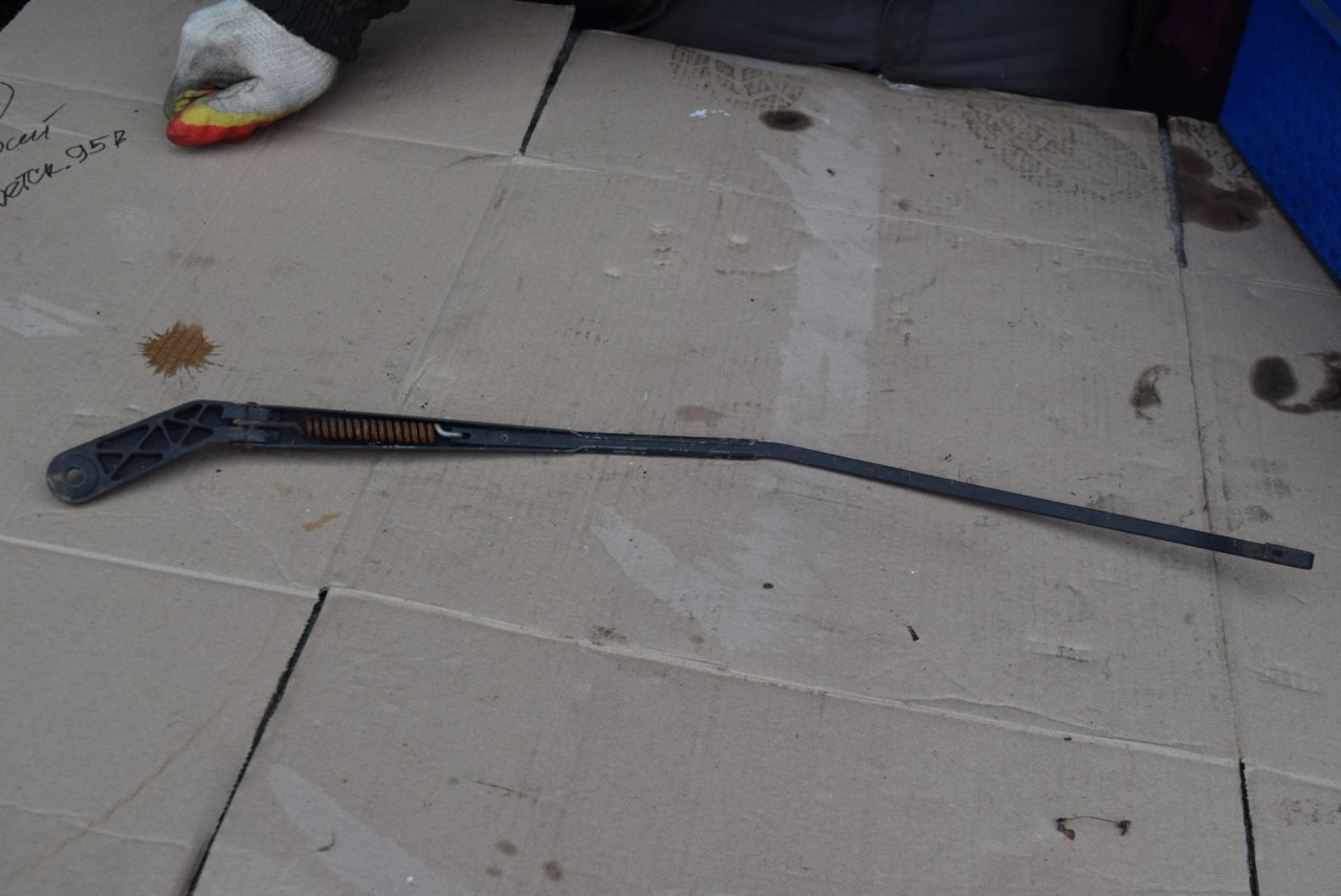 щеткодержатель (поводок стеклоочистителя, дворник) Fiat Palio 1 поколение 1996, 1.6 л., бензин - фото №1