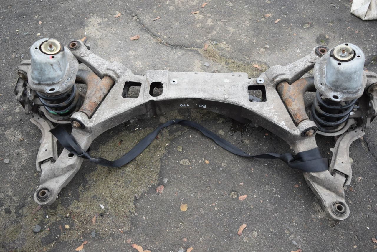 балка подвески задняя Volvo V70 2 поколение 2001, 2.4 л., i, B 5244 S2, бензин, АКПП, универсал, передний привод - фото №1