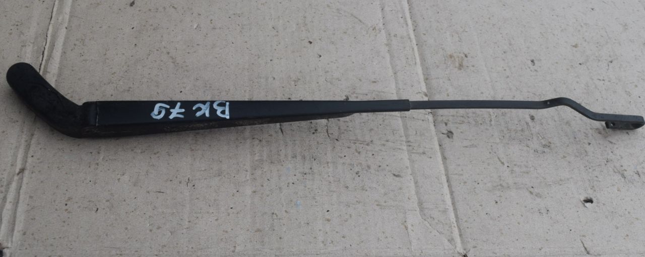 щеткодержатель (поводок стеклоочистителя, дворник) Chrysler Voyager 3 поколение 1998, 2.5 л., дизель, 4717347 - фото №1