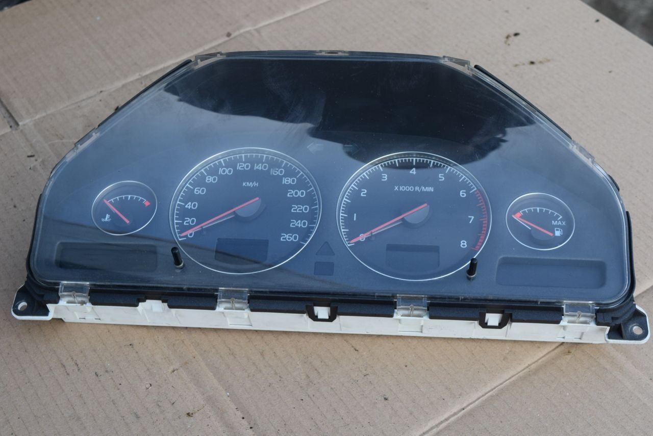 щиток приборов (приборная панель) Volvo XC70 2 поколение 2002, 2.4 л., Ti, B 5244 T3, бензин, АКПП, универсал, полный подключаемый привод, 8637995, 8602473 - фото №1
