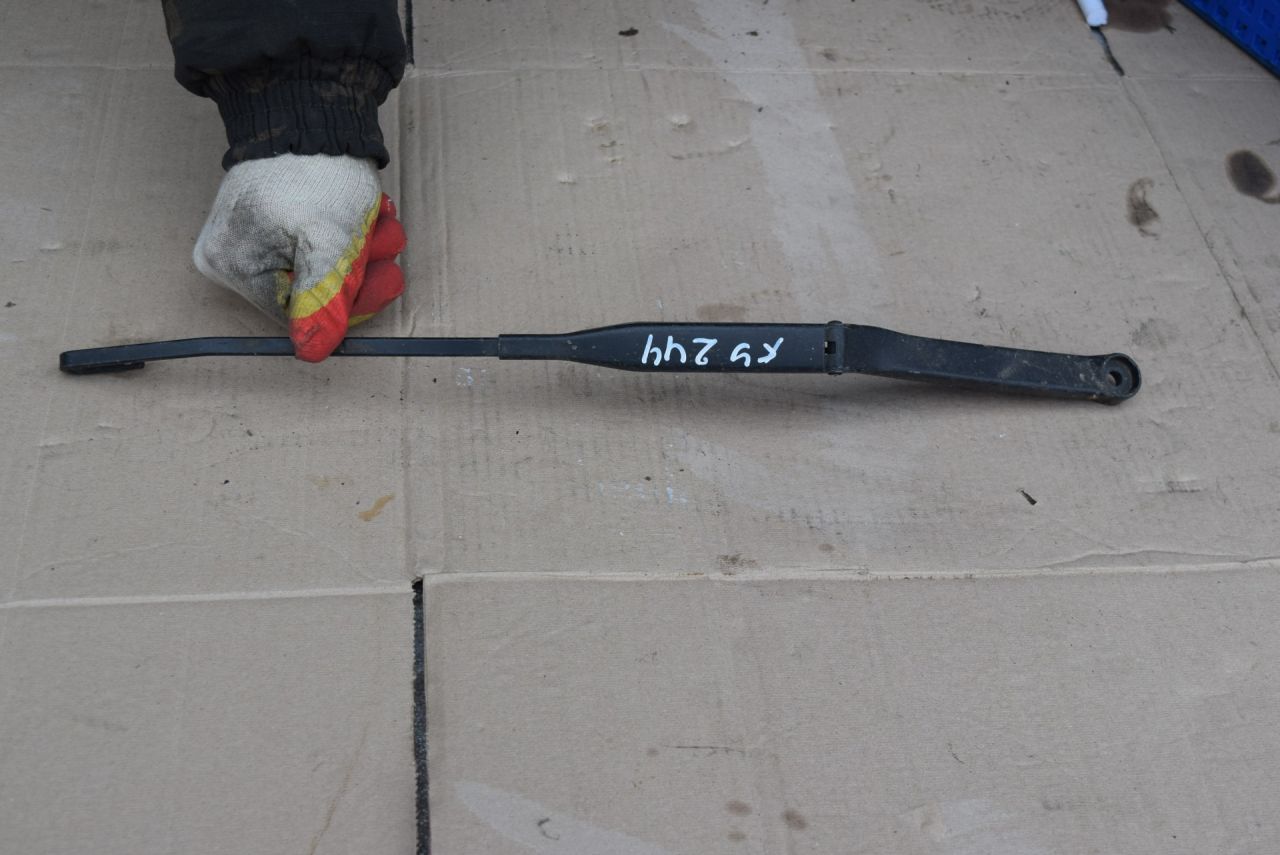 щеткодержатель (поводок стеклоочистителя, дворник) BMW 3 серия E36 1995, 1.6 л., бензин, 61618357209 - фото №1